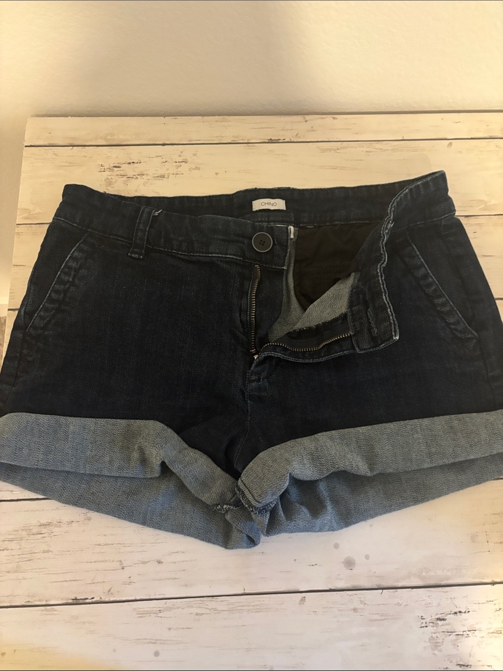 Liz Claiborne Dark Denim Shorts. Like new, size 6. Rolled or unrolled style.